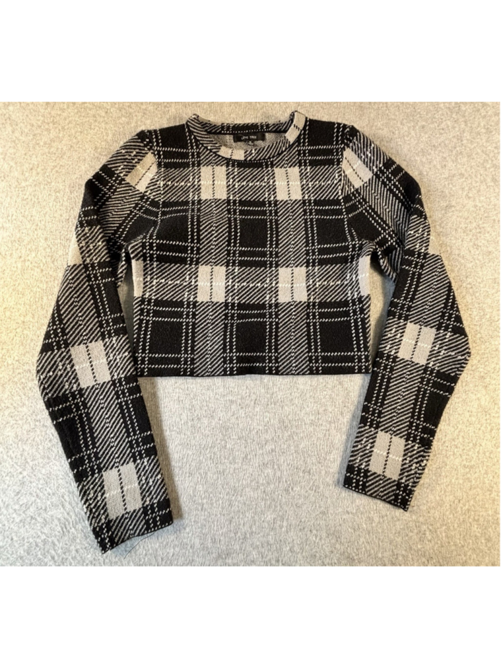 Love Tree Women’s Medium Cropped Sweater Black Gray Plaid Long Sleeve Knit